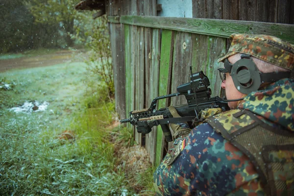 Militära ändras hans disposition. Bundeswehr soldat. — Stockfoto