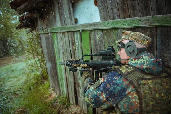 Militar muda sua disposição. Soldado Bundeswehr . — Fotografia de Stock