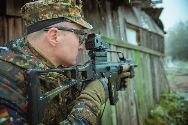 Los militares cambian su disposición. Soldado Bundeswehr . — Foto de Stock