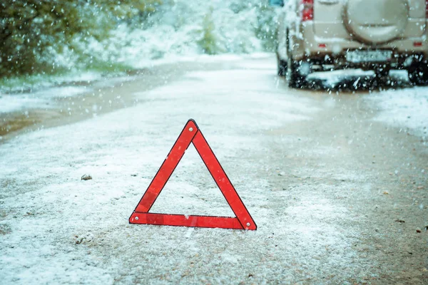 Sinal de emergência vermelho na estrada de inverno — Fotografia de Stock