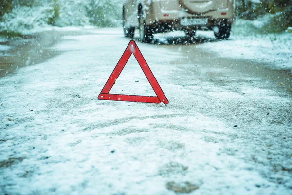 Красный знак на зимней дороге — стоковое фото