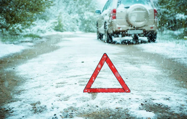 Rotes Notschild auf winterlicher Straße — Stockfoto