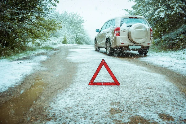 Červené nouzové znamení na zimní silnici — Stock fotografie