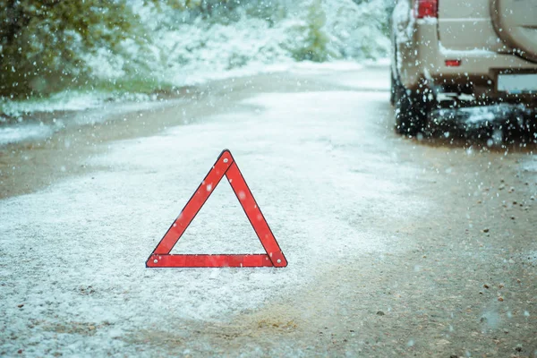 Sinal de emergência vermelho na estrada de inverno — Fotografia de Stock