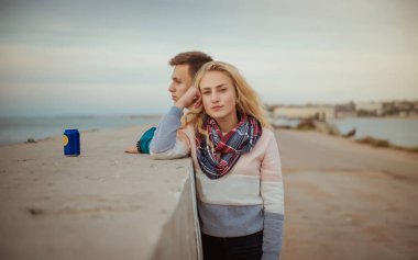 Kız ve genç bir adam sahilde Port