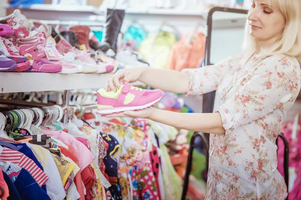 Ayakkabı Dükkanı kadında seçer