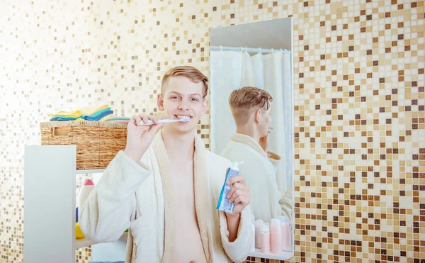 adam Dişlerini fırçalıyor