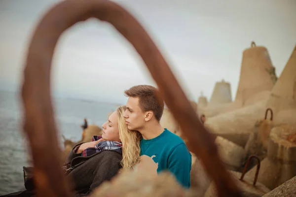 Chica y joven en la playa en el puerto —  Fotos de Stock