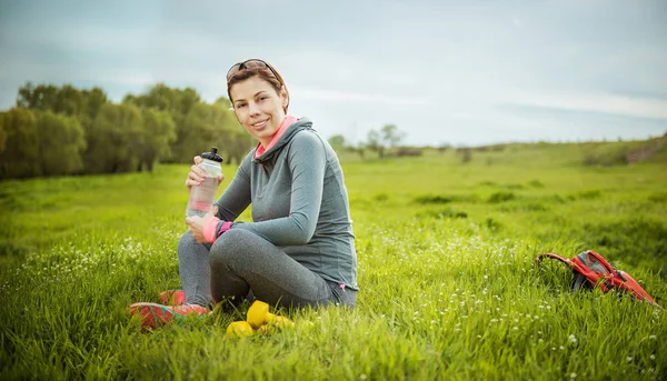 Fille sportive avec une bouteille — Photo