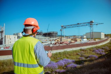 İnşaat site arka plan üzerinde erkek bir mühendis portresi