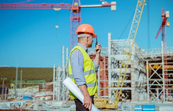 Porträtt av en manlig ingenjör på en konstruktion webbplats bakgrund — Stockfoto