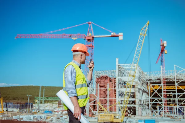 İnşaat site arka plan üzerinde erkek bir mühendis portresi