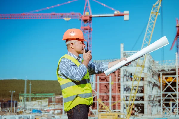 Porträtt av en manlig ingenjör på en konstruktion webbplats bakgrund — Stockfoto