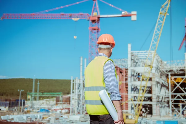 İnşaat site arka plan üzerinde erkek bir mühendis portresi