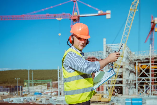 Portrait of a male engineer on a construction site background — Stock Photo, Image