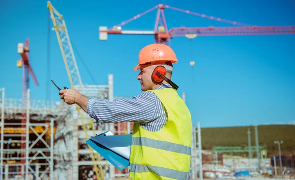 İnşaat site arka plan üzerinde erkek bir mühendis portresi