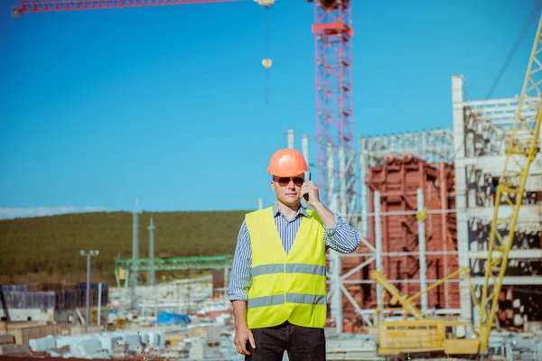Portrét muže inženýra na pozadí stránky stavební — Stock fotografie