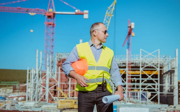 Porträtt av en manlig ingenjör på en konstruktion webbplats bakgrund — Stockfoto