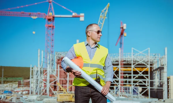 Porträtt av en manlig ingenjör på en konstruktion webbplats bakgrund — Stockfoto