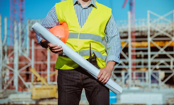 İnşaat site arka plan üzerinde erkek bir mühendis portresi