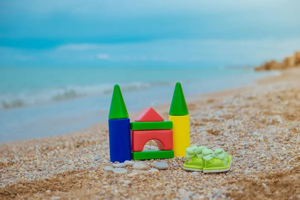Children's toys on the beach — Stock Photo, Image