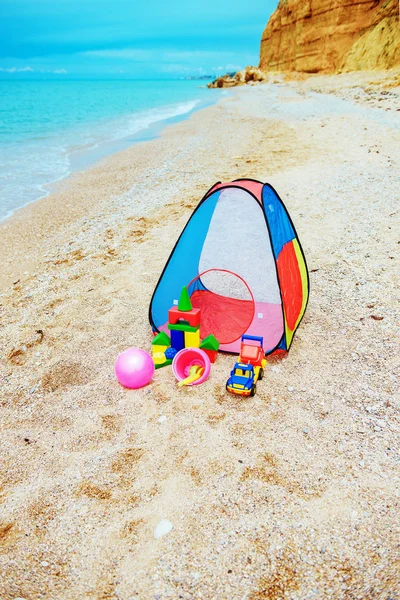 Çocuk çadır ve çocukların oyuncakları — Stok fotoğraf