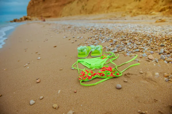 Maillot de bain et tongs sur le sable — Photo