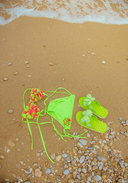 모래에 수영복과 플립 퍼 — 스톡 사진