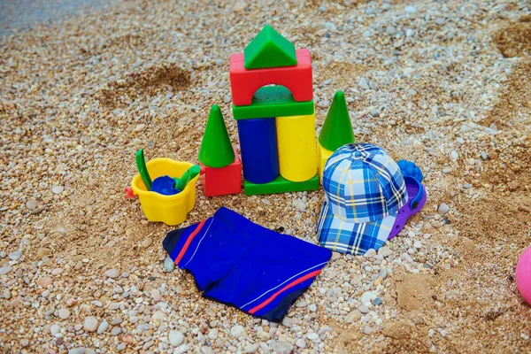 Çocukların oyuncakları ve flip flop — Stok fotoğraf