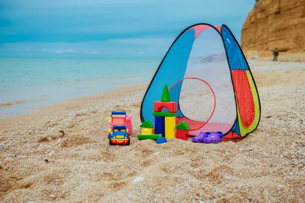 Çocuk çadır ve çocukların oyuncakları — Stok fotoğraf