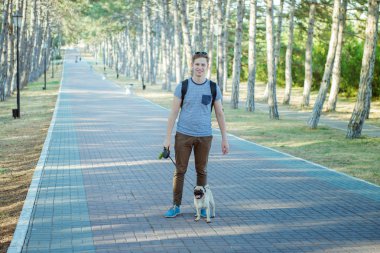 Hem de bir park olan genç adam