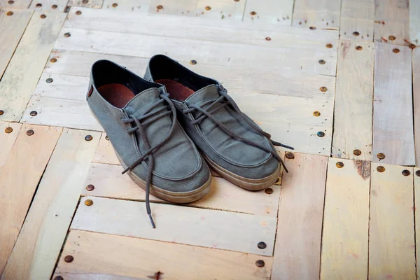 男式运动鞋上木制的背景 — 图库照片