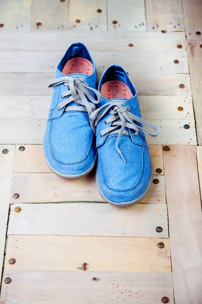 运动鞋和一件衬衫上木制的背景 — 图库照片