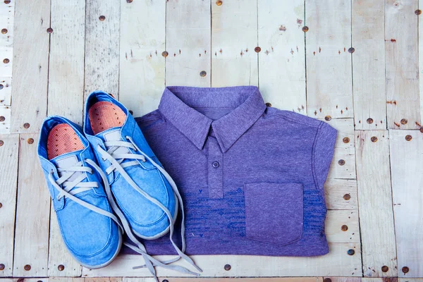 运动鞋和一件衬衫上木制的背景 — 图库照片