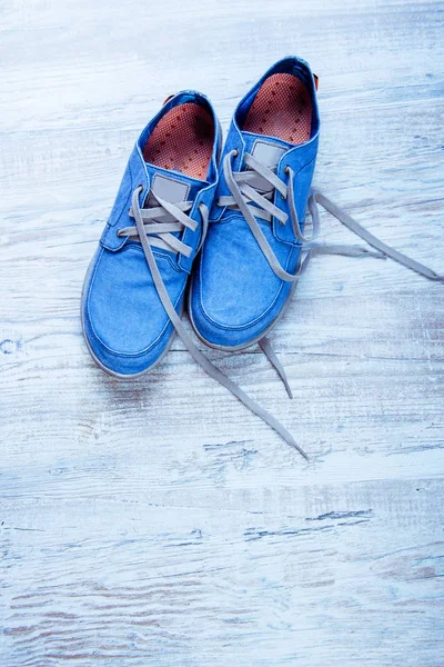 Zapatillas y una camisa sobre un fondo de madera —  Fotos de Stock