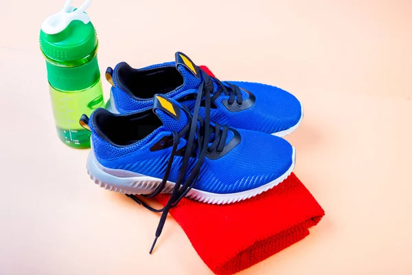 Mäns sneakers och en handduk i gym närbild — Stockfoto
