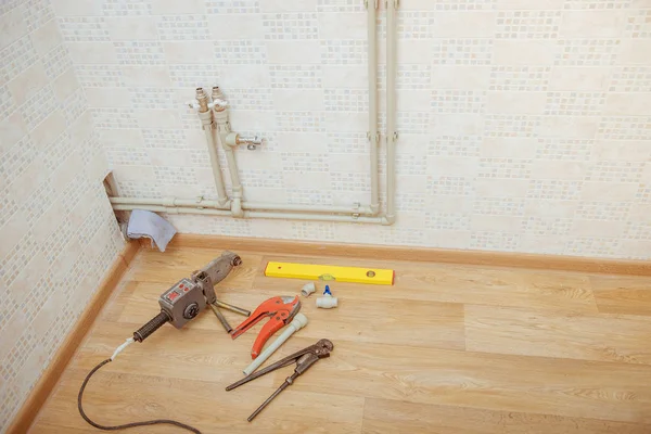 Installation of plastic pipes in the kitchen — Stock Photo, Image