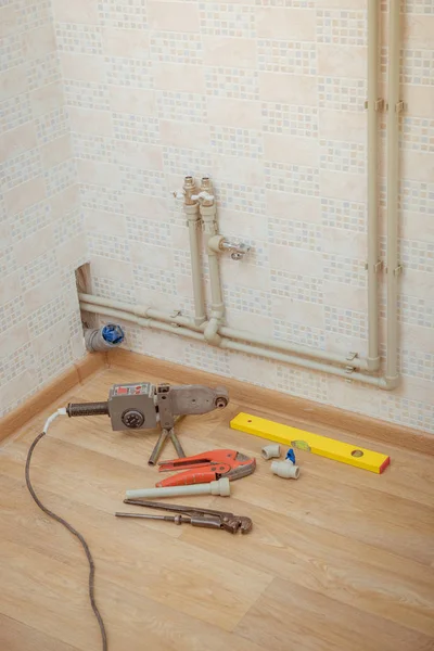 Installation of plastic pipes in the kitchen — Stock Photo, Image