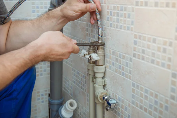 Yakışıklı tesisatçı mutfak musluk yerine