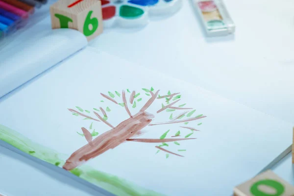 Детский рисунок красками . — стоковое фото