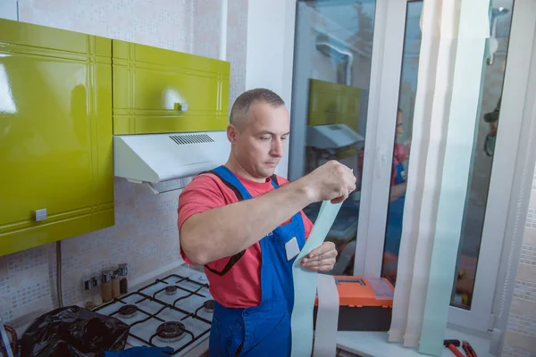 Uomo sta installando tende da finestra — Foto Stock