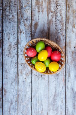 Ahşap bir masa üzerinde bir Sepette yumurta. Festival arka plan