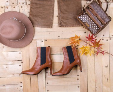 Kadın sonbahar kıyafetleri, kadın sonbahar kıyafetleri ahşap arka planda.