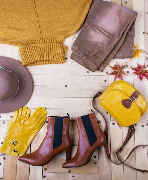 Ropa Otoño Las Mujeres Traje Otoño Las Mujeres Sobre Fondo —  Fotos de Stock