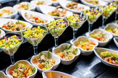 Çiğ bezelye, mısır, tatlı biber ve marullu taze sebze salatası. Sağlıklı vejetaryen, vejetaryen yemek menüsü.