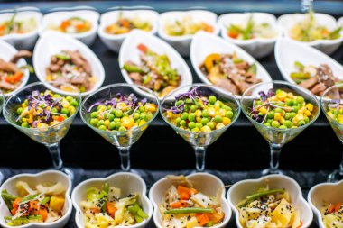 Çiğ bezelye, mısır, tatlı biber ve marullu taze sebze salatası. Sağlıklı vejetaryen, vejetaryen yemek menüsü.