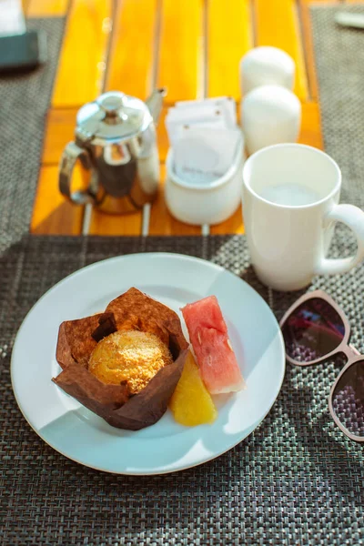 Ontbijt Kopje Cappuccino Een Bord Croissants Muffins Vers Fruit — Stockfoto