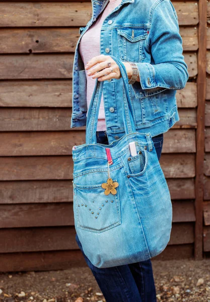 女孩与手工制作的牛仔裤袋 产品概念妇女的时尚 — 图库照片