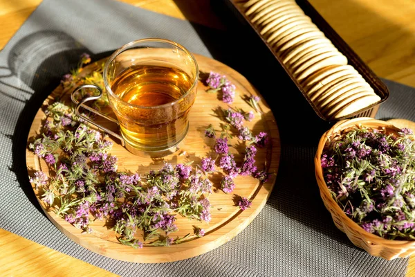 Υγιεινό Τσάι Από Βότανα Μπόλικο Φρέσκο Θυμάρι Παλιό Ξύλινο Φόντο — Φωτογραφία Αρχείου