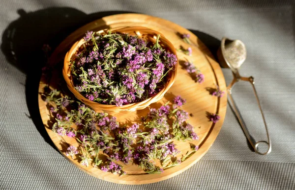 Tijm Bloemen Een Houten Achtergrond Fototherapie — Stockfoto